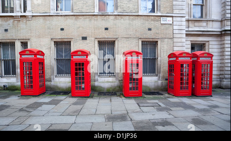 Public Row of Traditional telephone stands, Broad court, Covent Garden, Londres, Angleterre, ROYAUME-UNI. Banque D'Images
