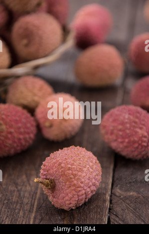 Litchis frais (macro shot) sur fond de bois Banque D'Images