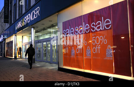 Brighton UK 26 décembre 2012 - Marks and Spencer grand magasin à Brighton ce matin juste avant son ouverture - 2012 Banque D'Images