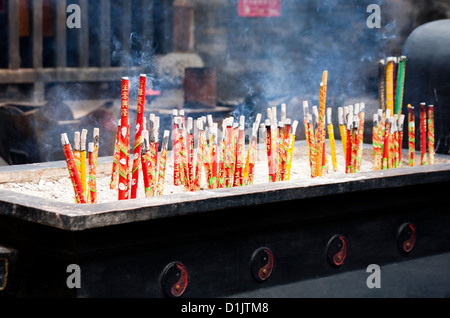 La combustion d'encens dans le temple Banque D'Images