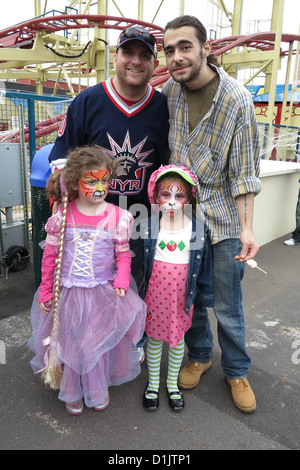 Les filles en costume et leurs pères à Luna Park après le Coney Island Children's Parade Halloween dans Brooklyn, 2012. Banque D'Images