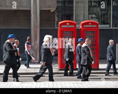 Un ordre d'Orange défilent dans les rues de Londres, au cours de l'été 2012. Banque D'Images