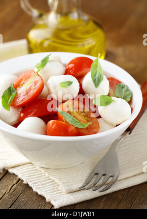 Salade Caprese italien avec tomates cerises et mozzarella bébé Banque D'Images