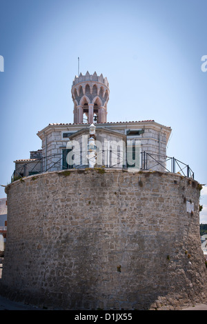 La tour de guet de pierre à la fin de la péninsule de Piran Banque D'Images