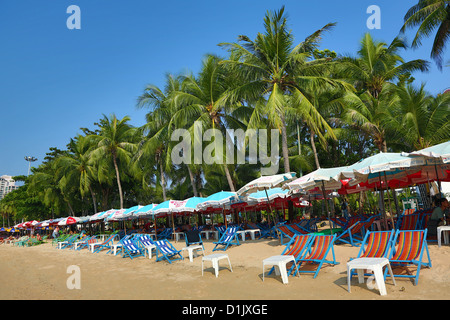 Scène de plage avec parasols sur la plage de Pattaya, Thaïlande Banque D'Images