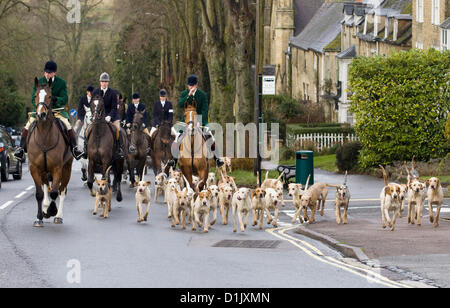 Maître de la chasse conduit son foxhounds grâce à Chipping Norton pour le Boxing Day 2014 Hunt Banque D'Images