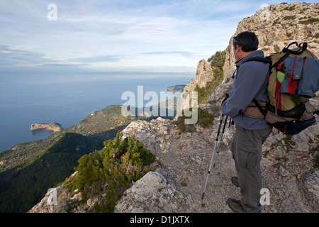 Trekker qui envisagent la côte avec la roche Foradada. Cami de s'Arxiduc (Arxiduc trail' GR 221 route. L'île de Majorque. Espagne Banque D'Images