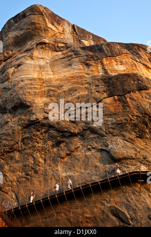 Les touristes visitant Sigiriya Rock (site du patrimoine mondial de l'UNESCO). Sri Lanka Banque D'Images