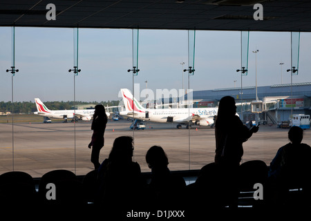 Les passagers qui attendent à de portes d'embarquement. L'aéroport international de Bandaranaike Sri Lanka Banque D'Images