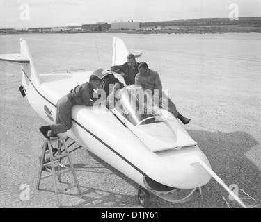 Les pilotes d'essai de la NASA posent sur le M2-F1 avion expérimental (de gauche à droite) Milt Thompson, Chuck Yeager, Don Mallick et Bruce Peterson au NASA Flight Research Center 12 novembre 1963 à Palmdale, Californie. Banque D'Images