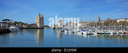 La France, le Poitou, Charente-Maritime, La Rochelle, le vieux port avec tour Saint-Nicolas et tour de la chaîne Banque D'Images