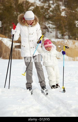 Petite fille et sa mère en ski park Banque D'Images