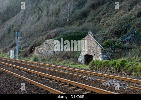 Teignmouth, Devon, Angleterre. 24 décembre 2012. Les ruines d'un bâtiment ferroviaire victorien par les voies d'une ligne côtière. Banque D'Images