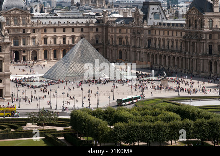 Le Musée du Louvre, Pyramide de verre Paris, France, Europe Banque D'Images