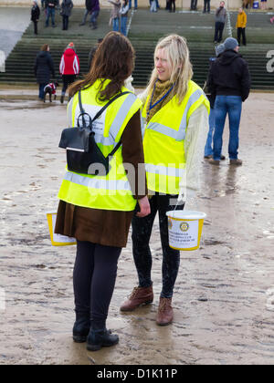 Redcar, Cleveland, au Royaume-Uni. 26 décembre 2012. Les jeunes femmes de collecter de l'argent pour le parrainage de Teesside bienfaisance Club Lions et Rotary Redcar au traditionnel Boxing Day charity 'Dip' à Redcar Cleveland UK. Crédit : Peter Jordan NE / Alamy Live News Banque D'Images