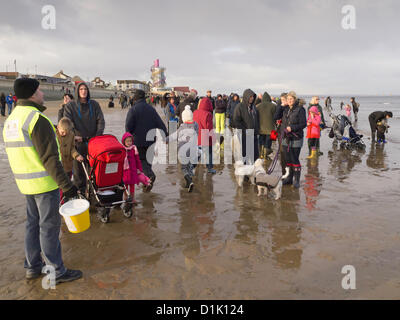 Redcar, Cleveland, au Royaume-Uni. 26 décembre 2012. Un homme la collecte de fonds de bienfaisance pour le parrainage de Teesside et Lions Club Rotary de Redcar dans la foule à la boxe traditionnelle Day charity 'Dip' à Redcar Cleveland UK. Crédit : Peter Jordan NE / Alamy Live News Banque D'Images