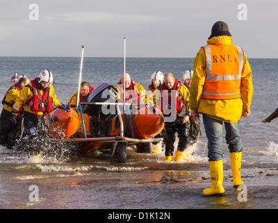 Redcar, Cleveland, au Royaume-Uni. 26 décembre 2012. La RNLI Lifeboat hommes récupérer l'embarcation de sauvetage côtier qui avait été en poste au lendemain de la charité traditionnelle 'Dip' à Redcar Cleveland UK. Crédit : Peter Jordan NE / Alamy Live News Banque D'Images