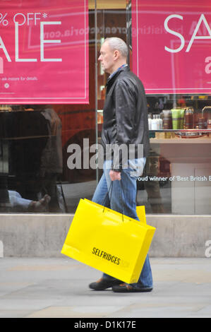 Oxford Street, Londres, Royaume-Uni. 26 décembre 2012. Un homme portant des sacs de Selfridge sur Oxford Street, au lendemain de la vente. Remplir les rues de shopping au lendemain de ventes dans le centre de Londres. Crédit : Matthieu Chattle / Alamy Live News Banque D'Images