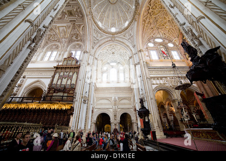 Amazing intérieur de la cathédrale Mezquita de Cordoue, Andalousie, espagne. Banque D'Images