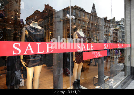 Buchanan Street, Glasgow, Écosse, Royaume-Uni, mercredi 26 décembre 2012. Soldes du lendemain de Noël dans la fenêtre de la boutique de vêtements All Saints dans le centre-ville Banque D'Images