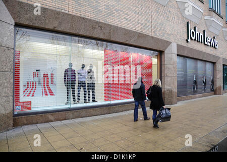 Killermont Street, Glasgow, Écosse, Royaume-Uni, mercredi, 26 décembre 2012. Le grand magasin John Lewis, avec des affiches de liquidation, qui a été fermé le lendemain de Noël dans le centre-ville Banque D'Images