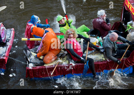 Matlock, au Royaume-Uni. 26 déc, 2012. Un muppet show radeau dont Kermit et Miss Piggy est bombardé avec des bombes de la farine par des spectateurs lors de la course de radeau Matlock le lendemain. L'événement de bienfaisance est organisé par l'Association des Clubs Sub-Aqua Derbyshire dans l'aide de la RNLI. Banque D'Images