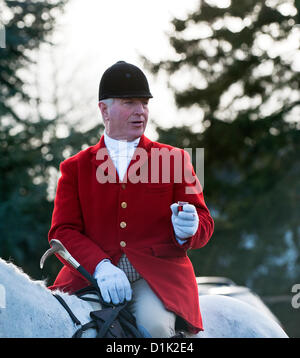 La chasse au renard. L'Essex Hunt se rassemblent dans le village vert pour le traditionnel Boxing Day rencontrez. Banque D'Images