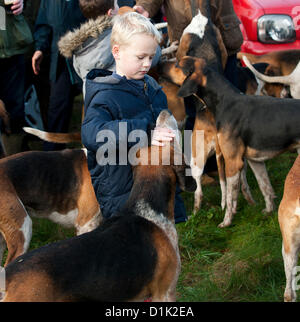 La chasse au renard - La chasse d'Essex se rassemblent dans le village vert pour le traditionnel Boxing Day rencontrez. Photographe : Gordon 1928/Alamy Live News Banque D'Images