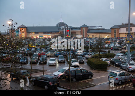 Lakeside Shopping Centre, West Thurrock, Essex, Royaume-Uni. Les fortes pluies et la perspective des embouteillages n'est pas convaincre les consommateurs affluent au Lakeside le lendemain pour le début de la vente. Banque D'Images