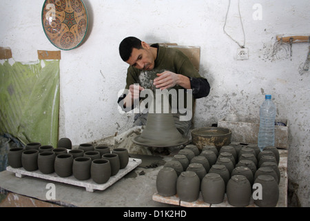 Un ouvrier de l'artisanat un pot à une poterie de Fès, Maroc Banque D'Images