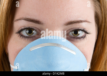 Close up of woman face portant un masque de filtre ou un masque. Banque D'Images