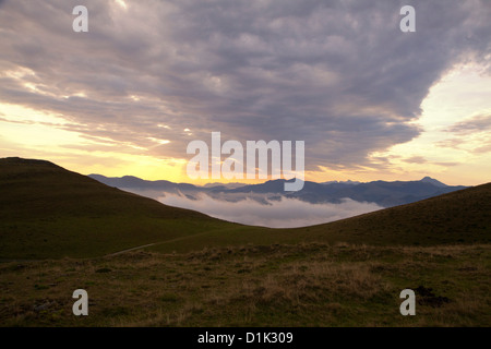 Un lever de soleil sur les Pyrénées, ciel nuageux et brumeux pour faire de la vallée un matin. La France du Sud Banque D'Images