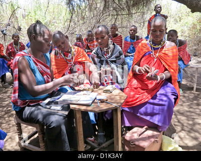 Réunion mensuelle du Groupe femmes masaï et de comptabilité;échanger des idées pour l'autonomisation et les finances des intendants en Afrique;Tanzanie Banque D'Images