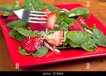 Les épinards avec la vinaigrette maison salade de fraises et d'amandes. Banque D'Images