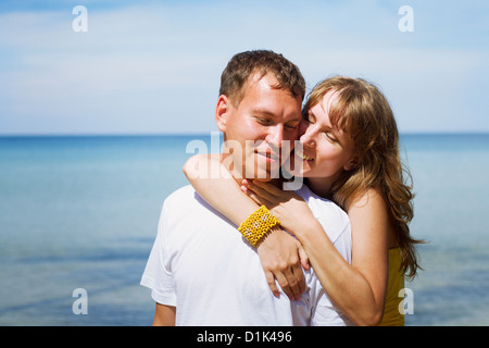 Portrait of happy couple sur la plage Banque D'Images