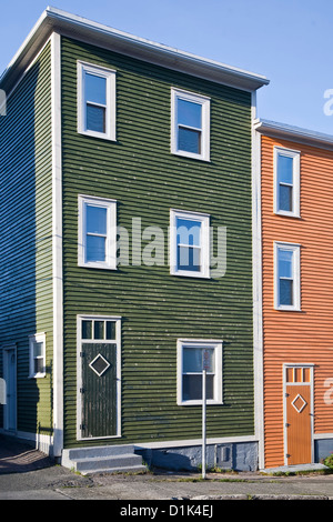 Maisons colorées sur les rues en pente de Saint John's, Terre-Neuve. Banque D'Images