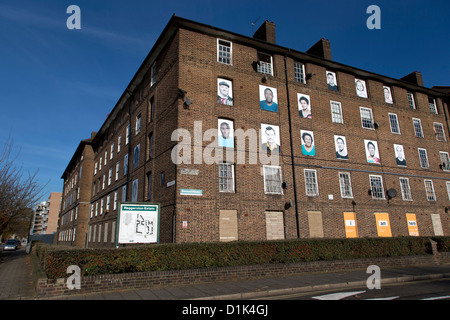 Je suis ici par des images fugitives est un travail d'art public sur Samuel House, South Bay Estate, Dunston Road, London, Londres, Royaume-Uni. Banque D'Images