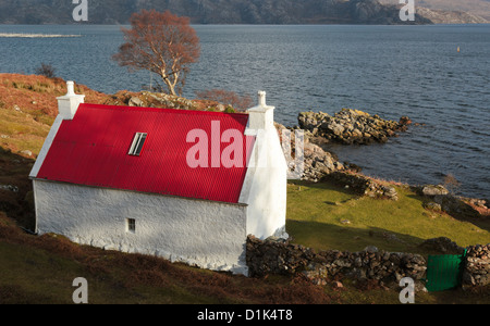 Toit en tôle ondulée rouge cottage à proximité de Ardheslaig Torridon Highlands écossais UK Banque D'Images