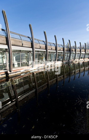 Mile End Pavillon des Arts une galerie avec une façade en verre donnant sur un petit lac, dans le Mile End Park. Banque D'Images