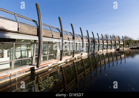 Mile End Pavillon des Arts une galerie avec une façade en verre donnant sur un petit lac, dans le Mile End Park. Banque D'Images