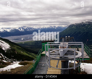 30 juin 2012 - Girdwood, Alaska, États-Unis - Donnant sur la machine de levage 1, une vue spectaculaire sur la chaîne de montagnes Kenai Turnagain Arm et à marée basse, un mi 50 [80 km] fjord alimenté par Cook Inlet, est visible à partir de la station de téléphérique d'Alyeska la borne supérieure de la plate-forme d'observation d'Alyeska Mt, 2 300 pieds au-dessus du niveau de la mer. Partie de la chaîne de montagnes Chugach, situé dans la région de Girdwood, Alaska, 27 miles (44km) à partir de Anchorage, Mt. Est le plus grand d'Alyeska ski mountain dans l'état. (Crédit Image : © Arnold Drapkin/ZUMAPRESS.com) Banque D'Images