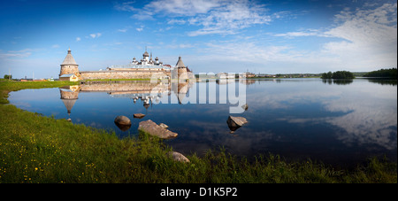 Spaso-Preobrazhenskiy monastère solovetsky, lac sacré, de l'archipel Solovetsky, Solovki, mer Blanche, la Carélie, région d'Arkhangelsk Banque D'Images