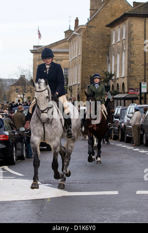 Huntsman du Heythope hunt Boxing day Répondre à Chipping Norton Oxfordshire England Banque D'Images