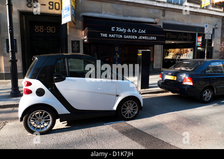 Un noir et blanc Smart voiture stationnée dehors E. Katz & Co. Ltd Jewellers shop à Hatton Garden London EC1 England UK KATHY DEWITT Banque D'Images