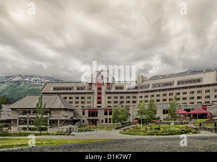 30 juin 2012 - Girdwood, Alaska, États-Unis - un étang-Vue de côté de l'architecture de style château des quatre étoiles, à l'année, & Resort Alyeska Hotel situé à Girdwood, Alaska, 27 km (44km) à partir de Anchorage. (Crédit Image : © Arnold Drapkin/ZUMAPRESS.com) Banque D'Images