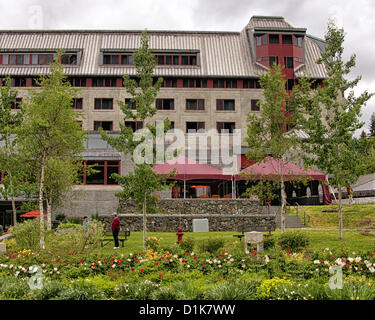 30 juin 2012 - Girdwood, Alaska, États-Unis - Le jardin de fleurs sur l'étang de l'architecture de style château des quatre étoiles, à l'année, & Resort Alyeska Hotel situé à Girdwood, Alaska, 27 km (44km) à partir de Anchorage. (Crédit Image : © Arnold Drapkin/ZUMAPRESS.com) Banque D'Images