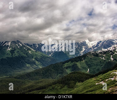 30 juin 2012 - Girdwood, Alaska, États-Unis - les impressionnants sommets enneigés des montagnes Chugach, encadré par de spectaculaires formations de nuages, s'élever au-dessus de la vallée de Girdwood, photographié d'Alyeska Girdwood, Mt, l'Alaska, à 27 miles (44km) à partir de Anchorage. (Crédit Image : © Arnold Drapkin/ZUMAPRESS.com) Banque D'Images