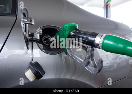 Close up de la pompe de remplissage de gaz buse voiture Banque D'Images