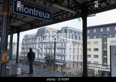 Voir à partir de la plate-forme de la gare de Montreux, Suisse avec le Grand Hôtel Suisse Majestic en arrière-plan. Banque D'Images