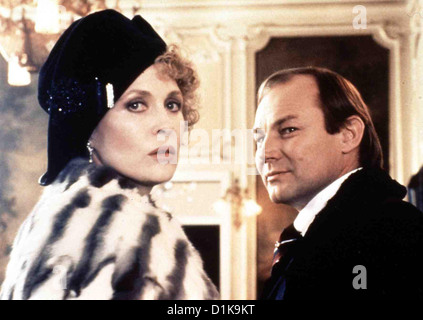 Brennendes Geheimnis Secret brûlant Faye Dunaway, Klaus Maria Brandauer Die schoene Sonya (Faye Dunaway) begleitet ihren Banque D'Images